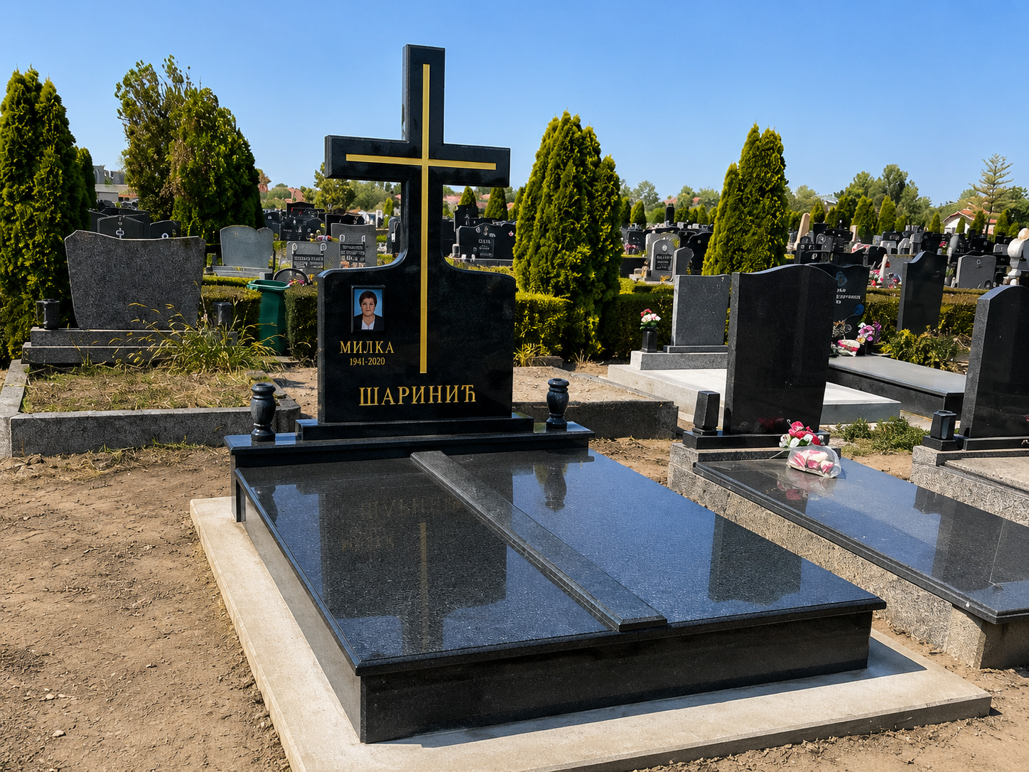 Nadgrobni spomenik sa velikim kamenim krstom