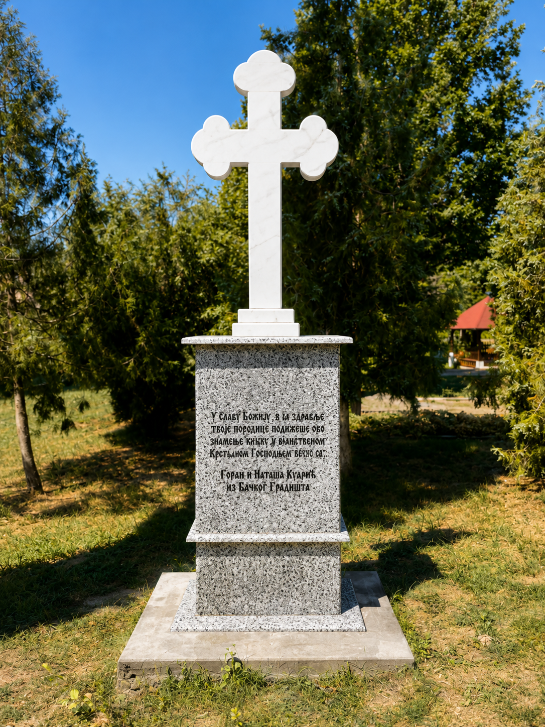 Spomenik od svetlog granita sa ukrasnim stubovima